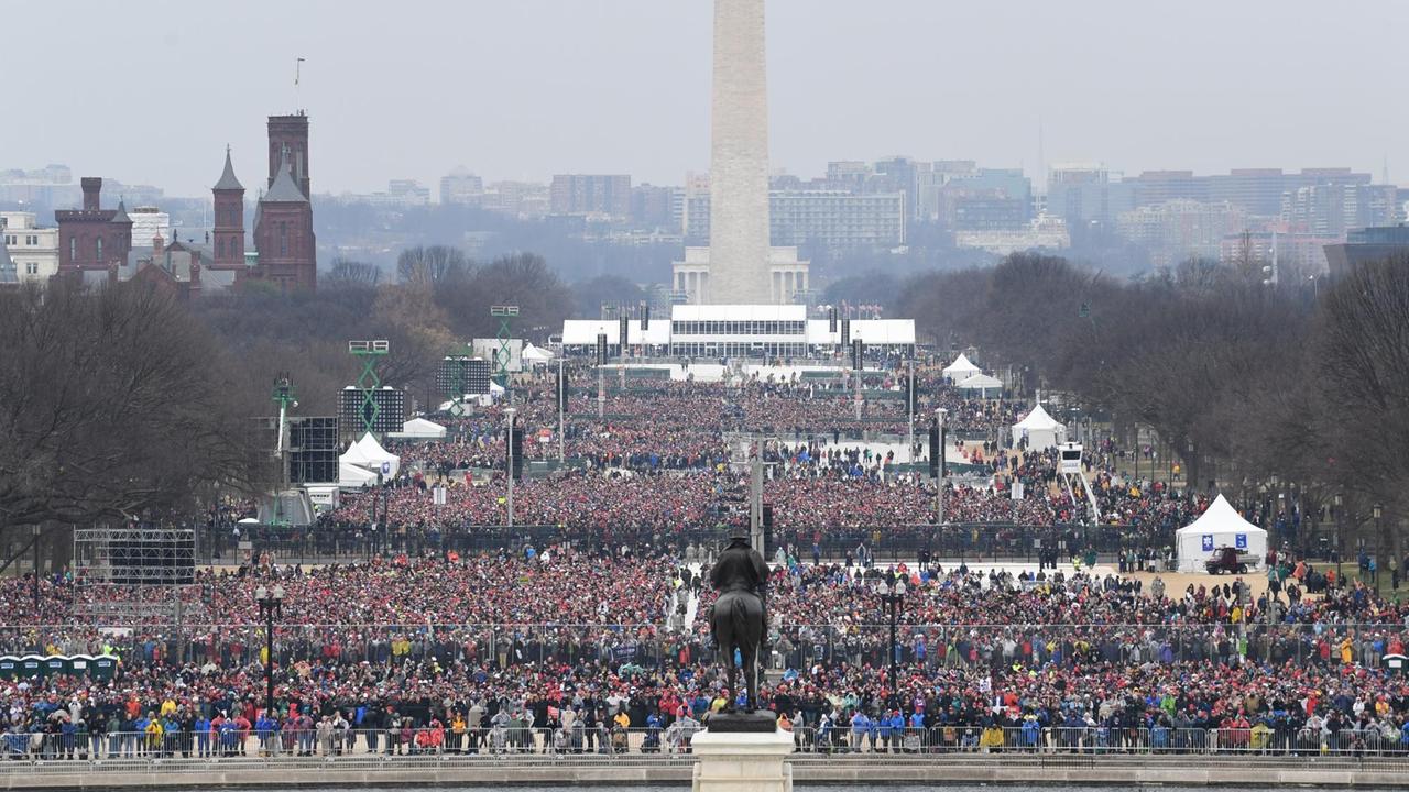 Das Bild zeigt die Zuschauer bei der Vereidigung von Präsident Donald Trump Januar 2017 auf dem Platz zwischen dem Kapitol und dem Washington Monument.