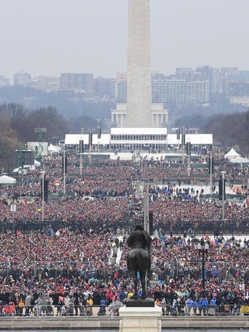Das Bild zeigt die Zuschauer bei der Vereidigung von Präsident Donald Trump auf dem Platz zwischen dem Kapitol und dem Washington Monument.