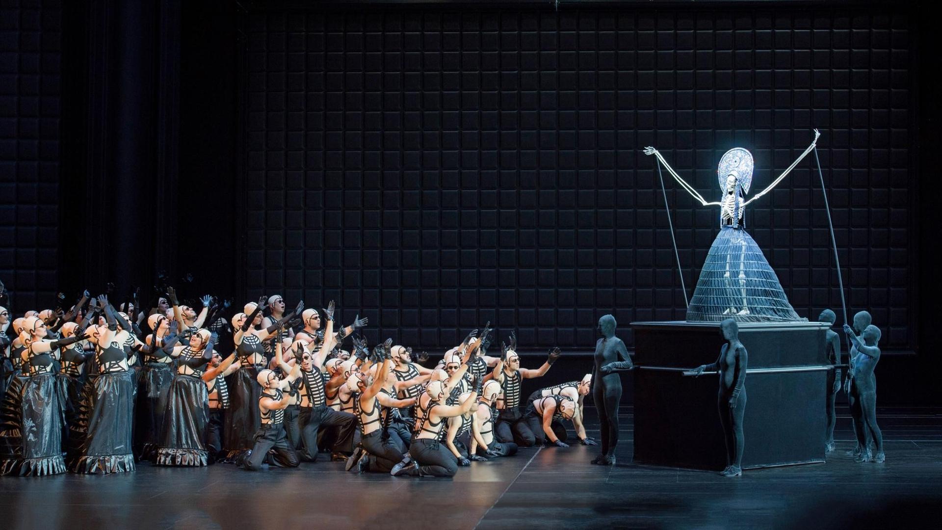 Eine Szene aus Hans Neuenfels Inszenierung von Tschaikowskis "Pique Dame" bei den Salzburger Festspielen 2018