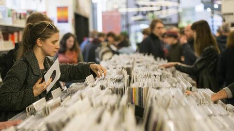 Junge Leute suchen in einem Londoner Indie-Musikladen nach Platten, die im Internet oder auf Streamingplattformen nicht so leicht zu finden sind.