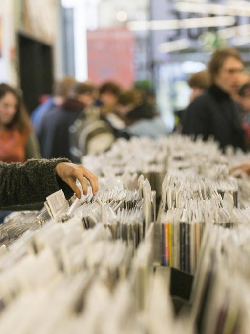 Junge Leute suchen in einem Londoner Indie-Musikladen nach Platten, die im Internet oder auf Streamingplattformen nicht so leicht zu finden sind.