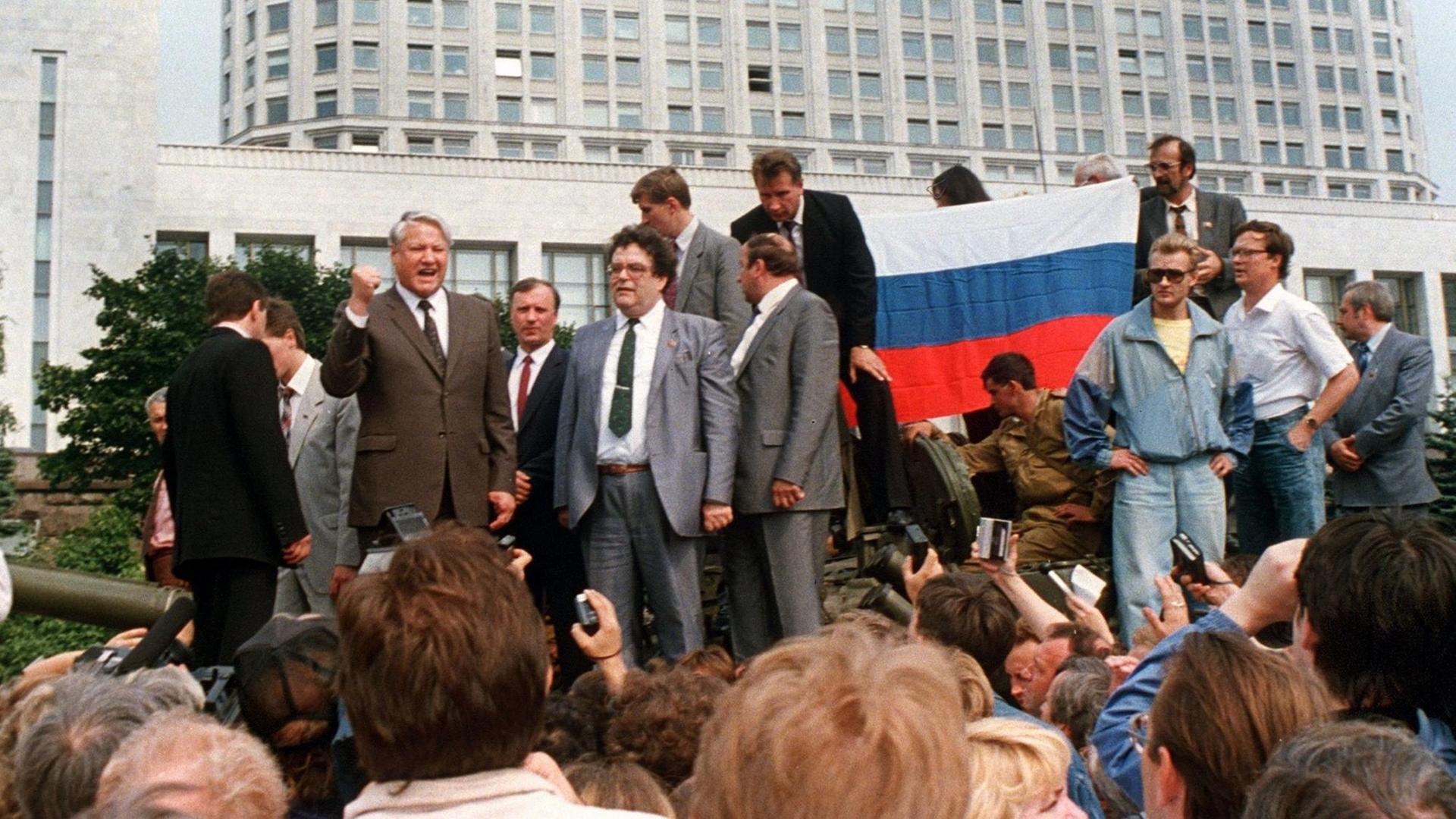 Der damalige russische Präsident Boris Jelzin (2.v.l) fordert auf einem Panzer stehend vor dem russischen Regierungsgebäude in Moskau die Bevölkerung mit geballter Faust zum Generalstreik auf.
