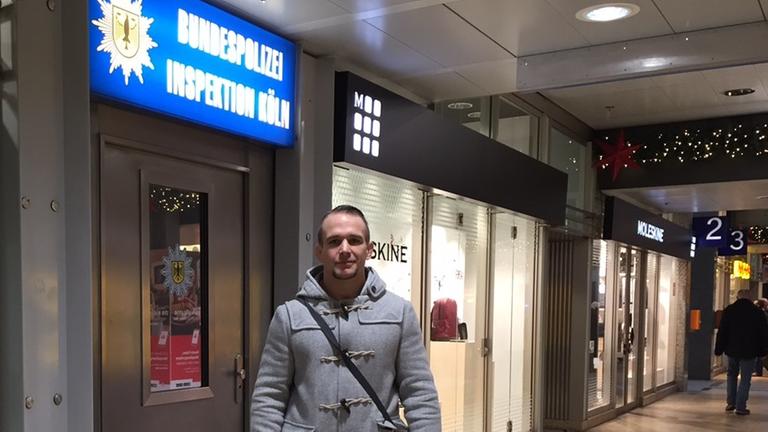 Der Kölner Ex-Polizist Nick Hein vor der Station der Bundespolizei im Kölner Hauptbahnhof (23.11.2016).
