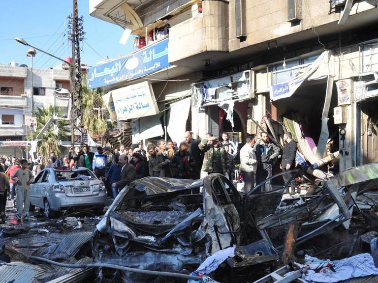 Zerstörungen in der syrischen Stadt Homs nach einem Bombenanschlag am 28.12.2015.
