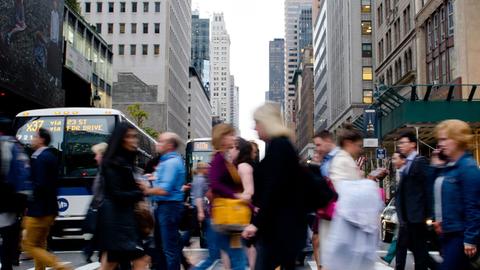Menschen gehen am 24.09.2014 in New York (USA) über eine Straße.