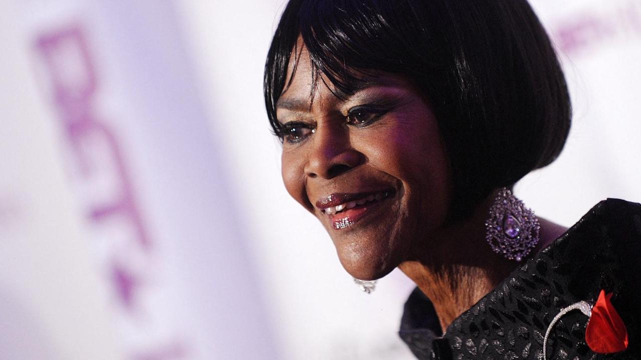 Die Schwarze Schauspielerin Cicely Tyson seht da und lächelt.