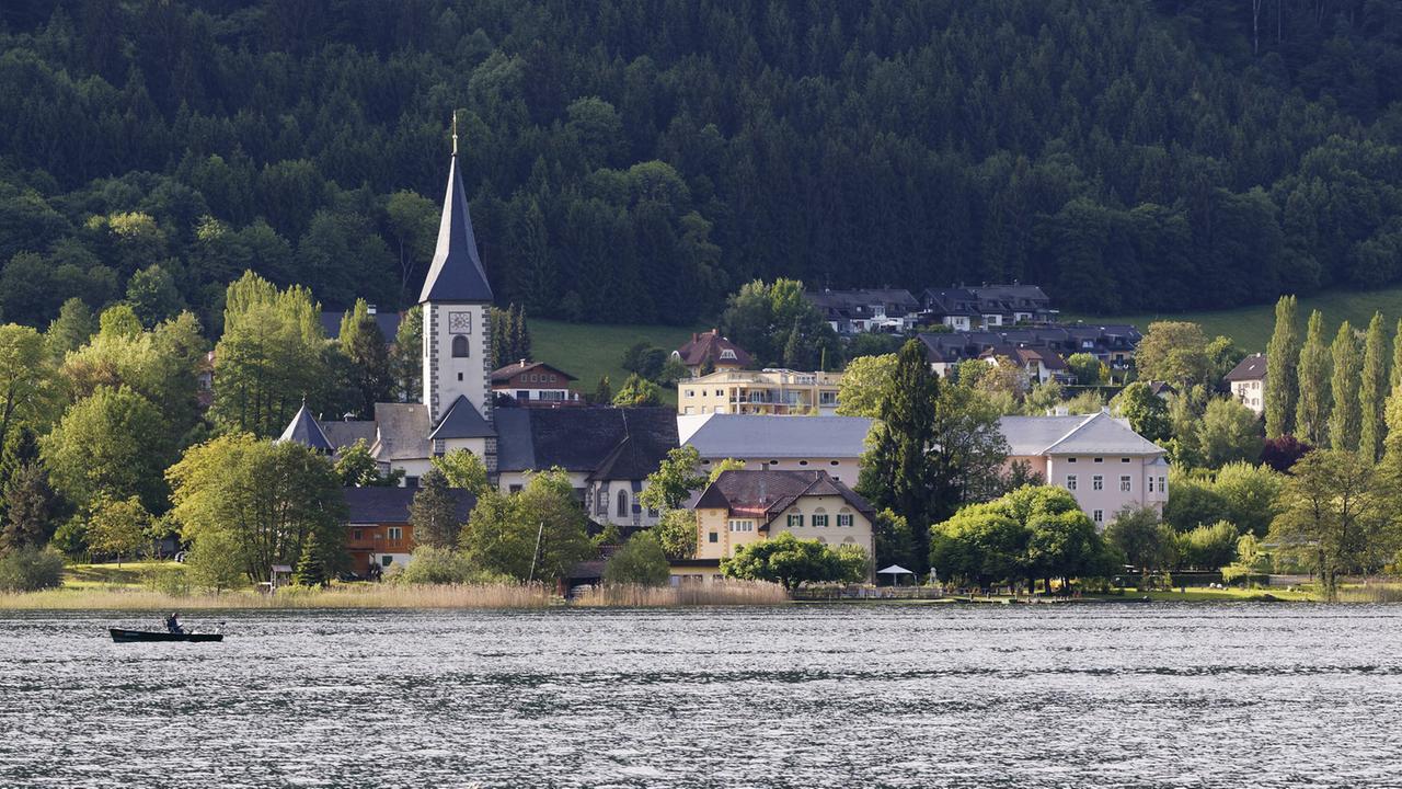 Blick auf den See in Ossiach und die Stiftskirche Blick auf den See in Ossiach und die Stiftskirche