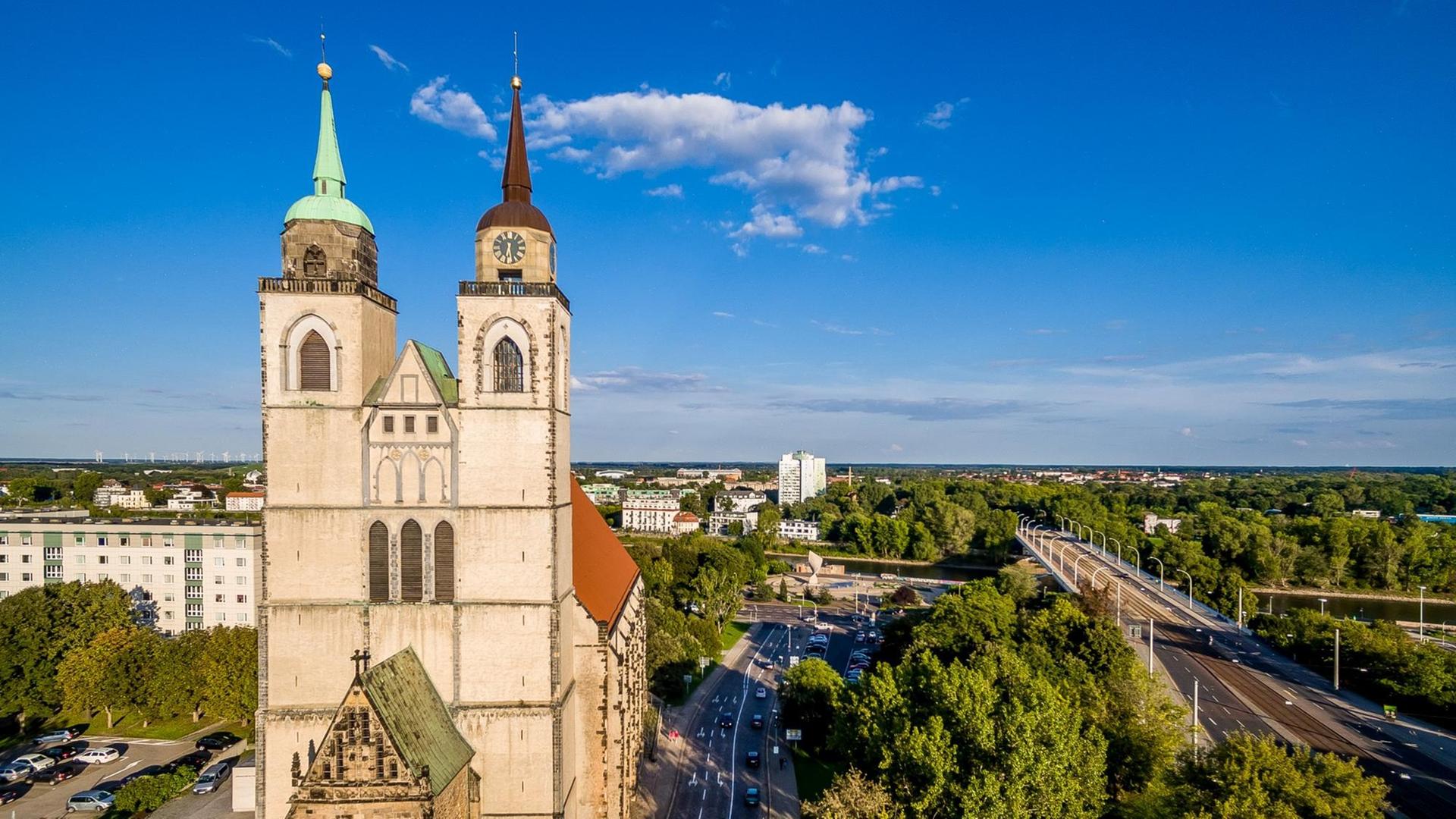 Blick auf die Doppelturmfront der Johanniskirche in Magdeburg, an der Johann Heinrich Rolle als Organist tätig war