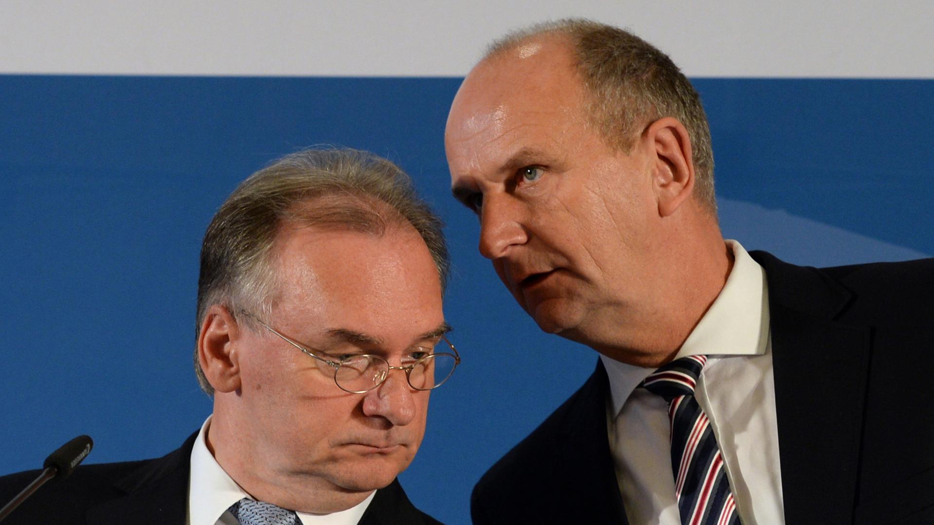 Der brandenburgische Ministerpräsident Dietmar Woidke (SPD) mit dem Ministerpräsidenten Sachsen-Anhalts, Reiner Haseloff (CDU)