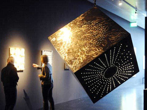 Im Karlsruher Zentrum für Kunst und Medientechnologie (ZKM) hängt das Werk "Pirouetten" des Künstlers Otto Piene aus dem Jahr 2012.