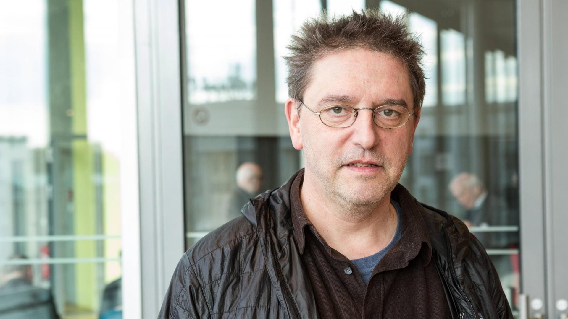 Der Musiker und Komponist Manos Tsangaris posiert für ein Foto.
