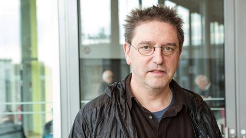 Der Musiker und Komponist Manos Tsangaris posiert für ein Foto.