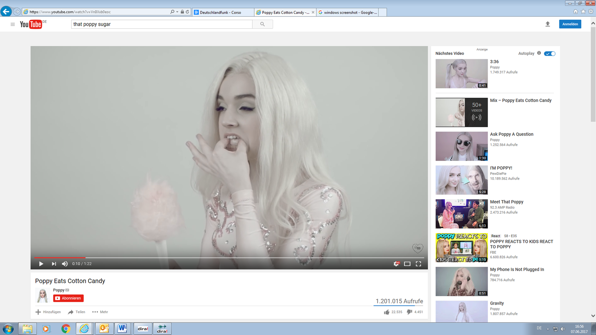 Ein Screenshot von Poppys YouTube Video "Poppy Eats Cotton Candy" - Poppy stopft sich Zuckerwatte in den Mund.