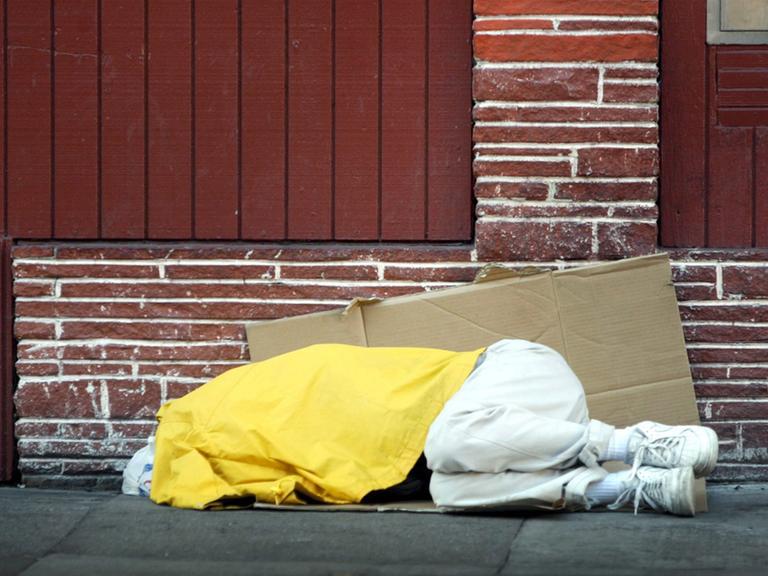 Ein Obdachloser schläft am 13. Januar 2007 auf der Straße in San Francisco, Kalifornien, USA.