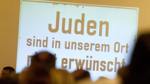 Berlinerinnen und Berliner gedenken am 09.11.2012 in der Sophienkirche in Berlin der Pogromnacht vom 09.11.1938.
