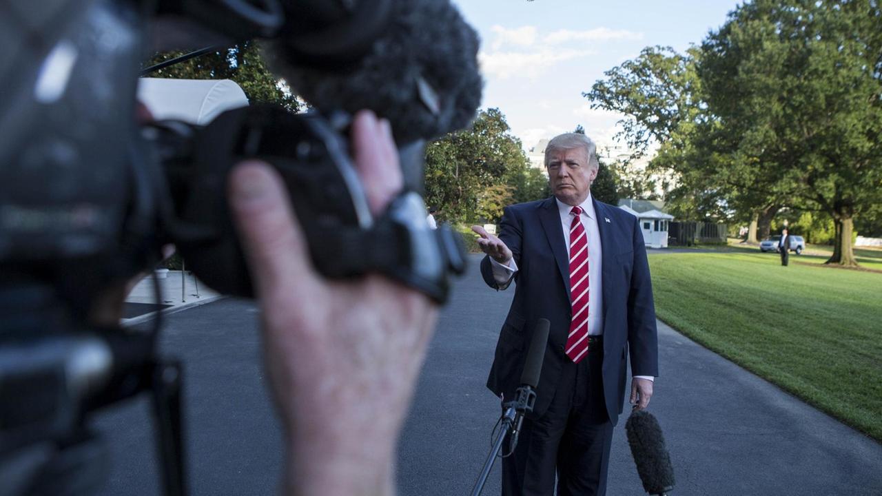 US-Präsident Donald Trump spricht mit Reportern außerhalb des Weißen Hauses in Washington