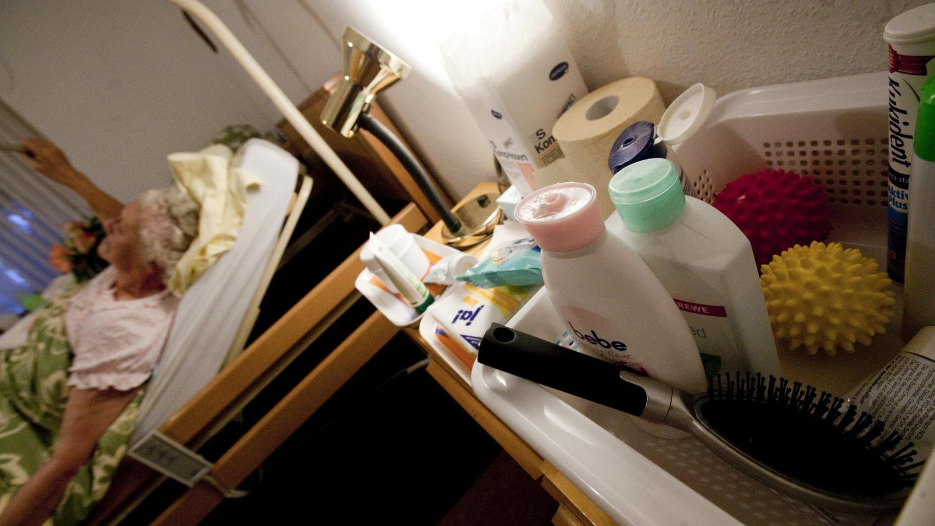 Eine pflegebedürftige Frau liegt zu Hause in ihrem Bett.