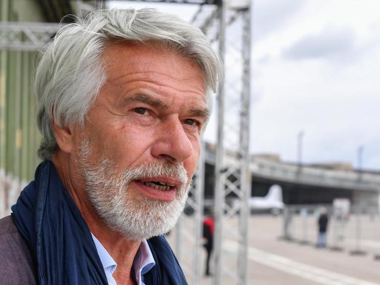 Chris Dercon, der Intendant der Volksbühne, im ehemaligen Flughafen in Tempelhof. Die Volksbühne lädt zum Saisonauftakt am 10.09.2017 zur Open-air-Aufführung "Fous de danse - Ganz Berlin tanzt auf Tempelhof" bei freiem Eintritt auf das Tempelhofer Feld.