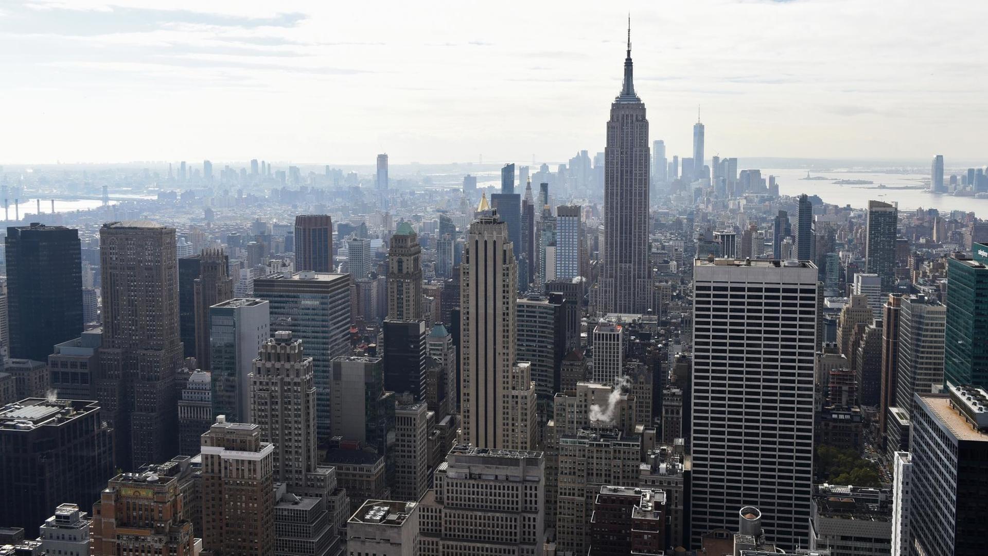 Die Skyline von New York mit dem Empire State Building