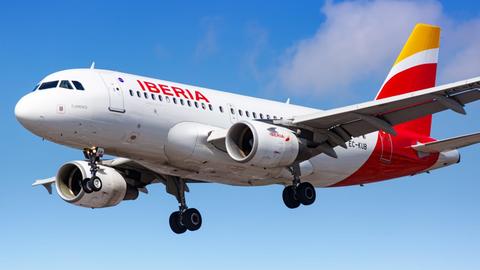 Ein landender Airbus A319 der Iberia