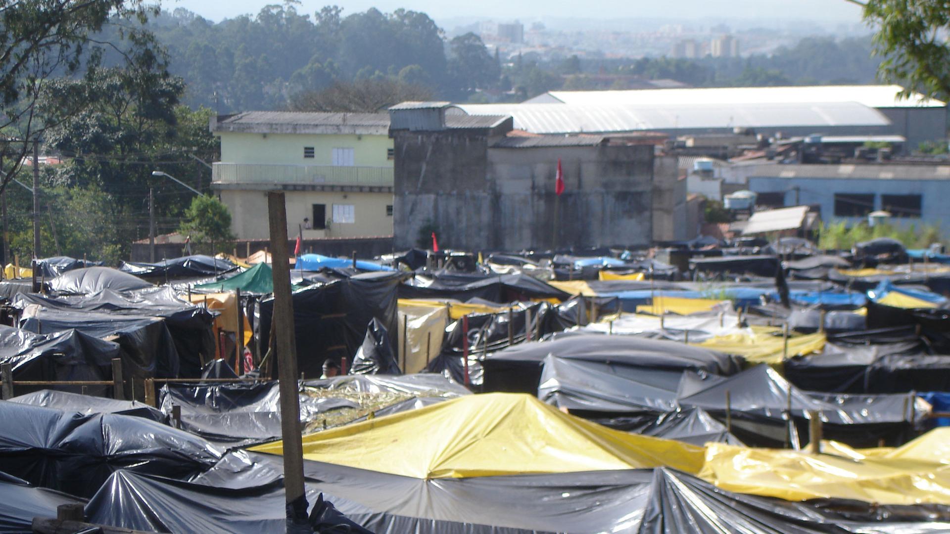 Blick auf ein Zeltlager von Menschen in Sao Paolo, die dort gegen die wegen der Fußball-Weltmeisterschaft gestiegenen Mieten und Hauspreise demonstrieren.