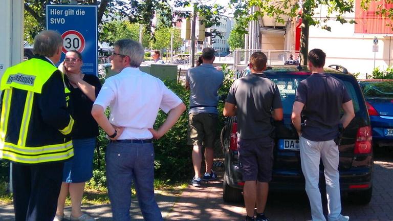 Polizisten und Schaulustige beobachten den Großeinsatz rund um ein Kinocenter in Viernheim Polizisten und Schaulustige beobachten den Großeinsatz rund um ein Kinocenter in Viernheim