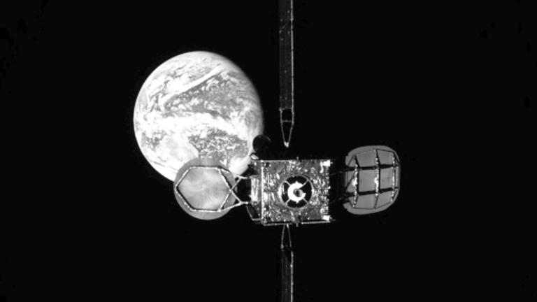 Nur in schwarz-weiß, aber ein historisches Raumfahrt-Bild: Intelsat-901 in der Erdumlaufbahn, aufgenommen vom Mission-Extension-Vehicle-1
