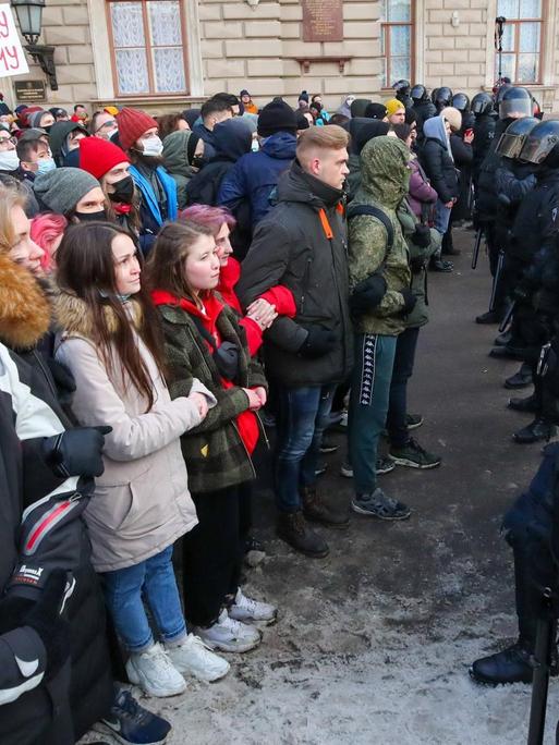 Russische Demonstranten und Polizisten stehen sich gegenüber. Auf einem Plakat steht "Freiheit für Nawalny".