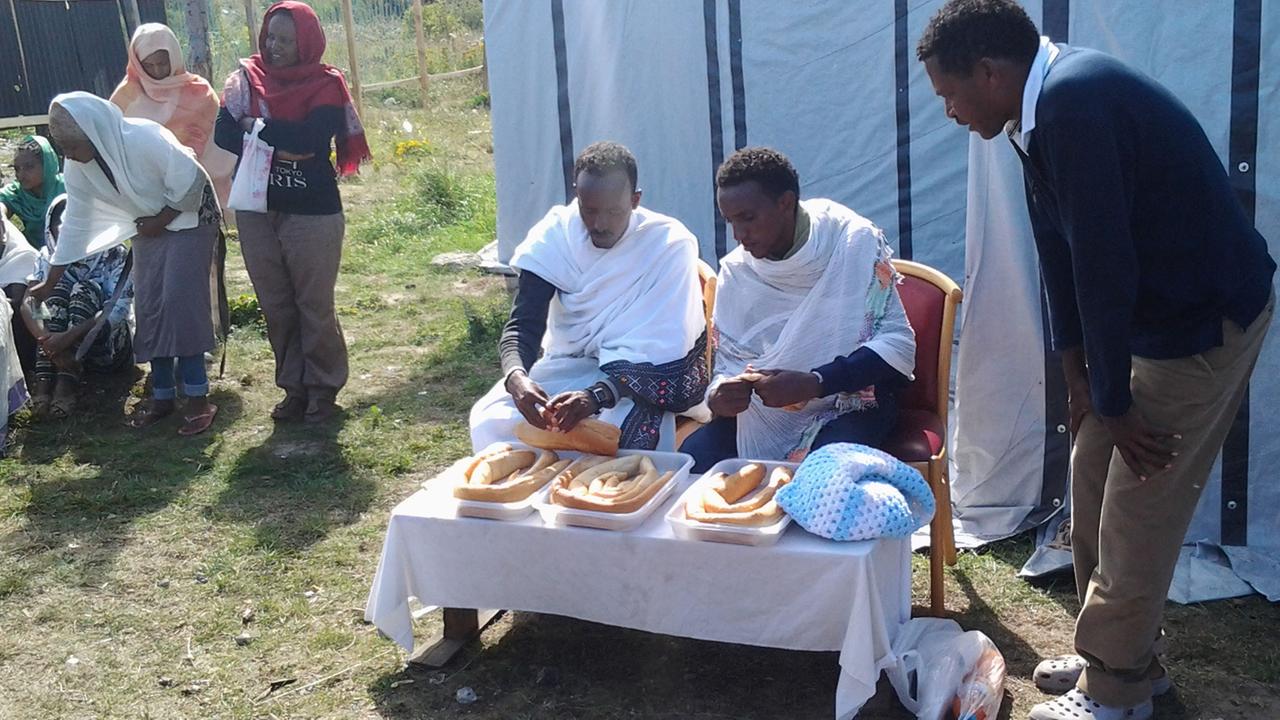Flüchtlinge im "Jungle" von Calais bieten Brot an