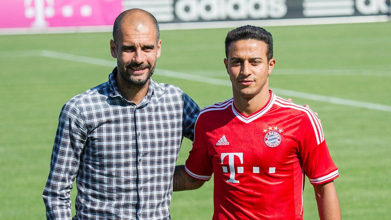 Der Trainer des Fußball-Bundesligisten FC Bayern München, Pep Guardiola (l) und der Neuzugang Thiago Alcantara aus Spanien posieren am 16.07.2013 in München (Bayern) bei der Präsentation. Foto: Marc Müller/dpa Der Trainer des Fußball-Bundesligisten FC Bayern München, Pep Guardiola (l) und der Neuzugang Thiago Alcantara aus Spanien posieren am 16.07.2013 in München (Bayern) bei der Präsentation. Foto: Marc Müller/dpa