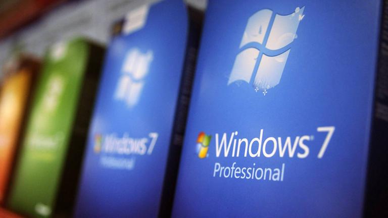 Eine Packung von "Windows 7" von Microsoft.