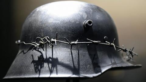 Helm eines deutschen Soldaten in der Ausstellung des Mémorial in Verdun