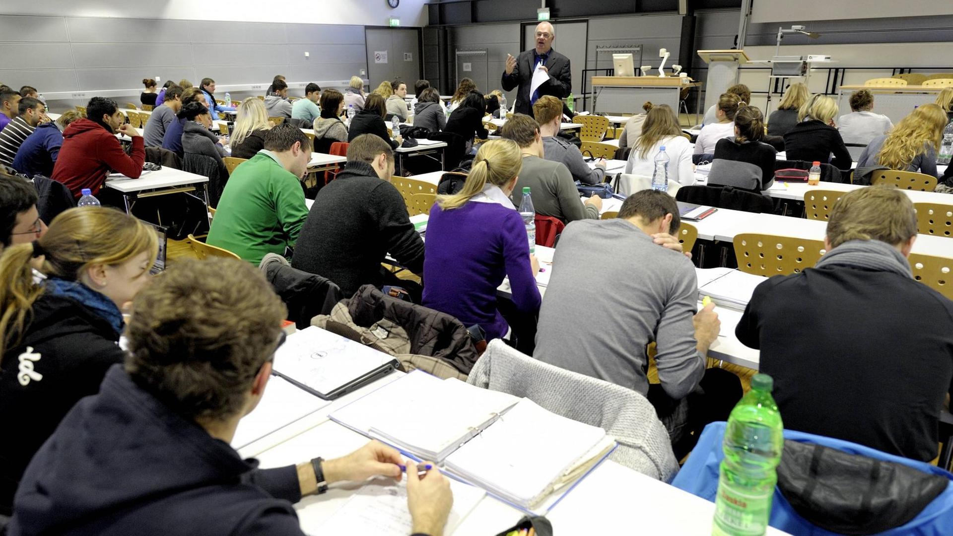 Ein Professor und seine Studenten bei einer Vorlesung an der FH RheinAhrCampus.