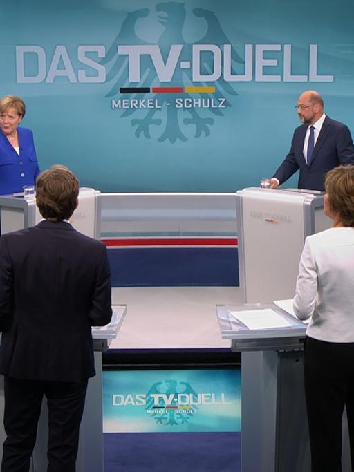 Screenshot des TV-Duells zwischen der Bundeskanzlerin und CDU-Vorsitzenden Angela Merkel und dem SPD-Kanzlerkandidaten und SPD-Vorsitzenden Martin Schulz am 03.09.2017 in Berlin. Im Vordergrund stehen die Moderatoren (l-r) Sandra Maischberger (ARD), Claus Strunz (ProSieben/SAT.1), Maybrit Illner (ZDF) und Peter Kloeppel (RTL).
