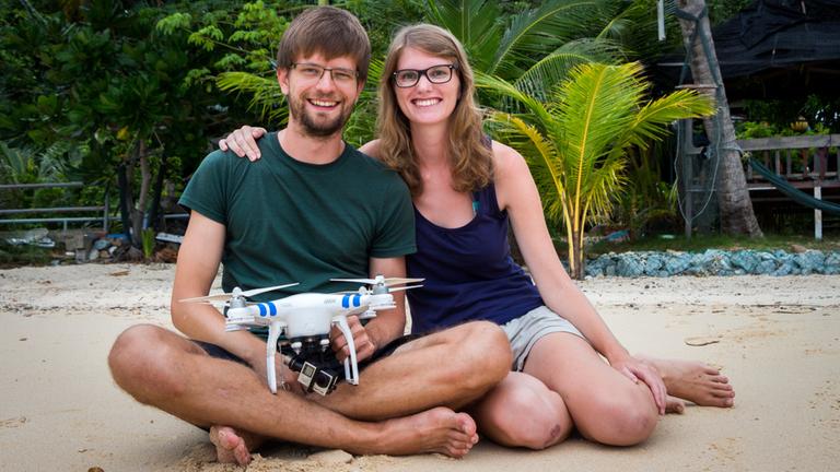 Mit Hobby-Drohne am Strand: Francis Markert ist seit 2015 mit seiner Freundin Sabrina Herrmann auf Weltreise.