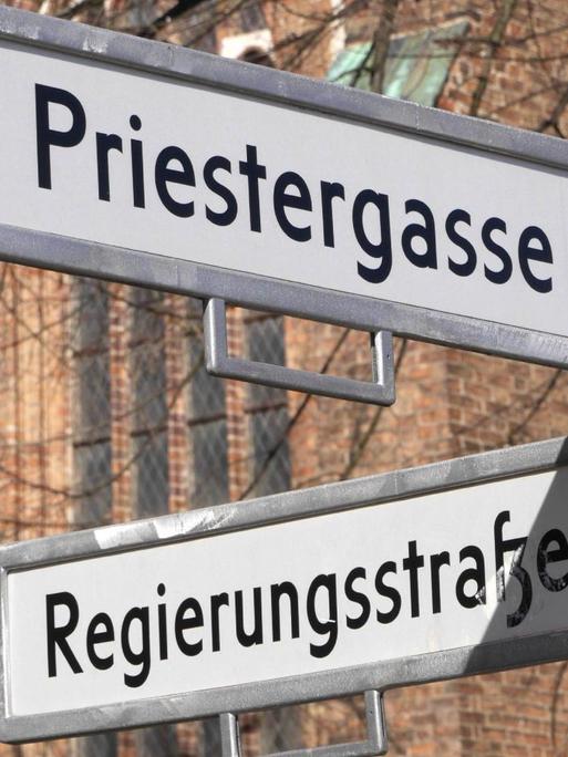 Die Straßenecke Priestergasse / Regierungsstrasse in Frankfurt (Oder) erweckt den Eindruck einer engen Verbindung zwischen Staat und Kirche im säkularen Deutschland.