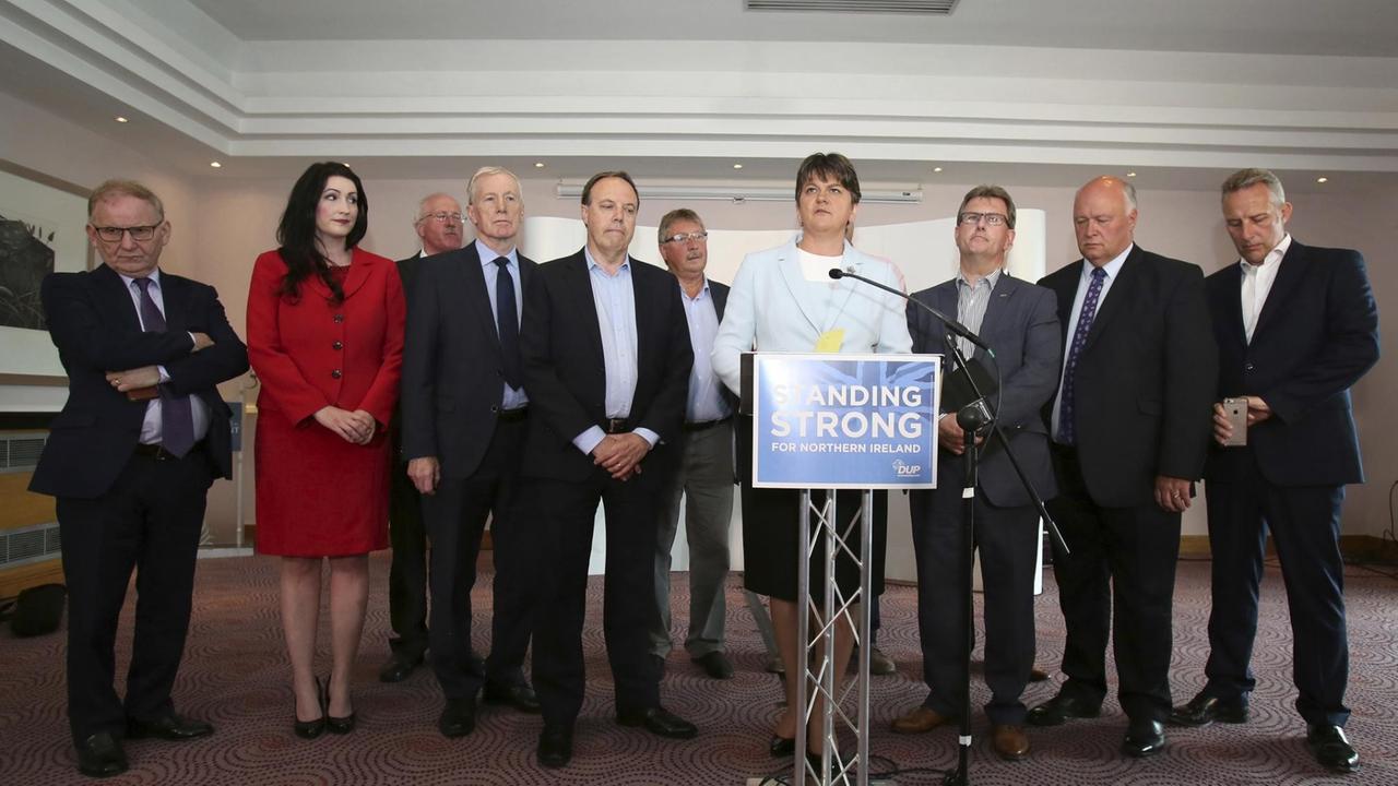 Das Bils zeigt DUP-Parteichefin Arlene Foster gibt am 9. Juni 2017 in Belfast bei einem Pressestatement. Um sie herum stehen weitere Politiker von Nordirlands protestantischer und konservativer Unionistenpartei.