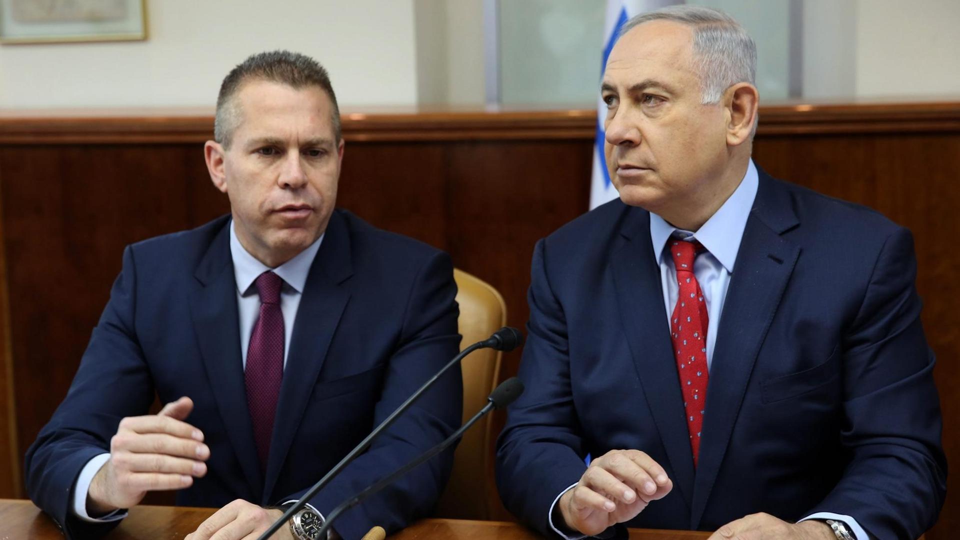 Israels Premierminister Benjamin Netanjahu (r.) und der Minister für öffentliche Sicherheit, Gilad Erdan während eines Regierungstreffens in Jerusalem