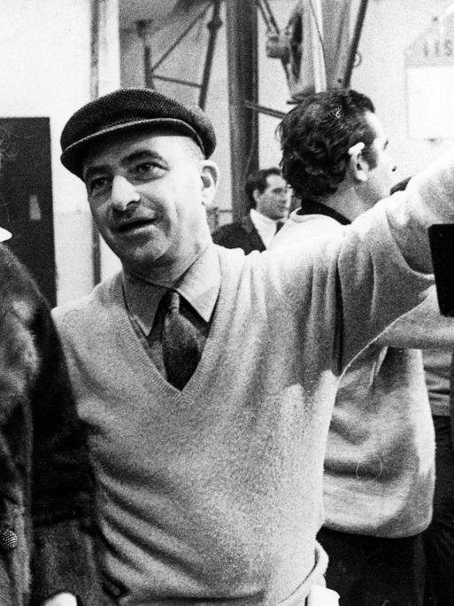 Der italienische Regisseur Alberto Lattuada mit Schauspielerin Stefania Careddu bei Dreharbeiten in Sizilien 1967.