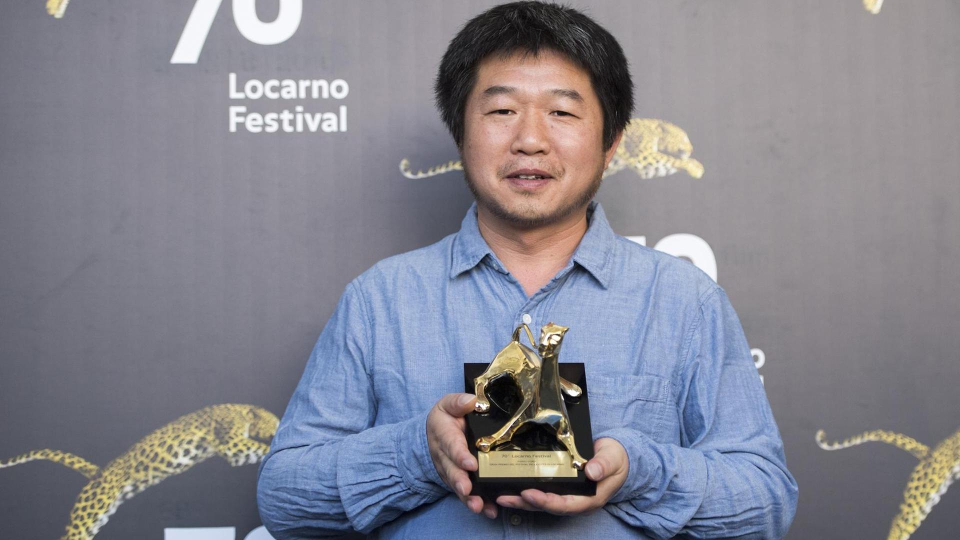 Der chinesische Regisseur Wang Bing hält beim 70. internationalen Filmfestival in Locarno den Goldenen Leoparden, der für den besten Film vergeben wird.