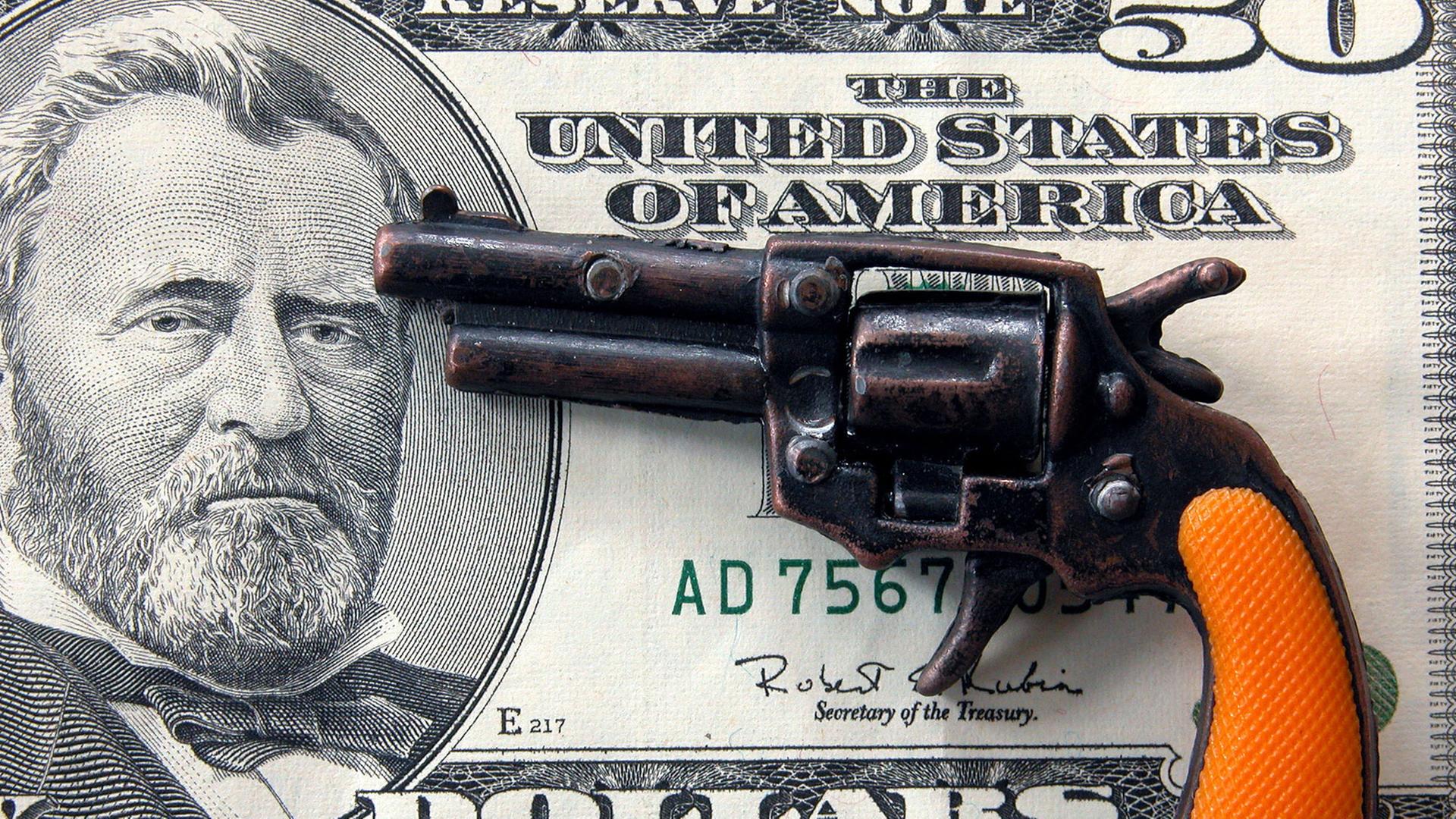 Eine Pistole auf einer 50-Dollar-Note, aufgenommen,