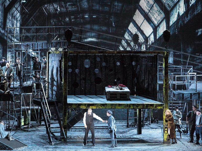 Szene aus der Oper "Lady Macbeth von Mzensk" von Dmitri Schostakowitsch an der Bayerischen Staatsoper.