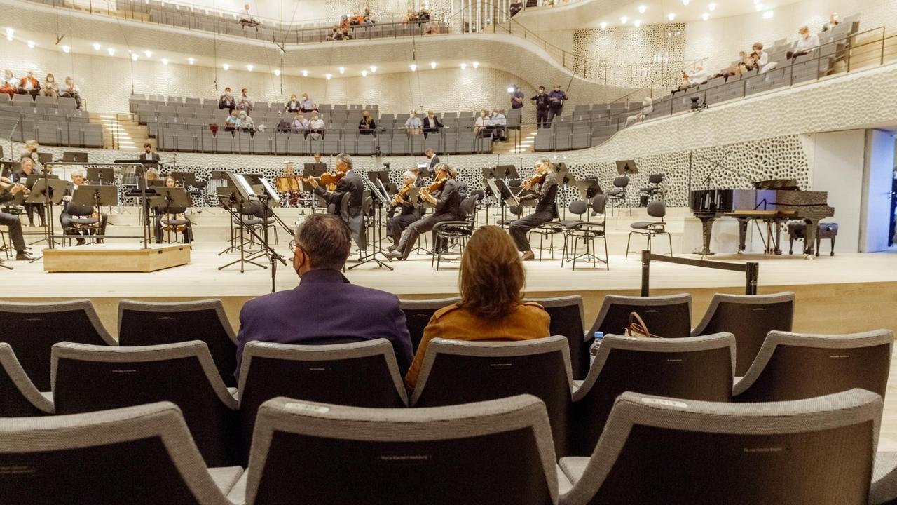 Zahlreiche Plätze bleiben coronabedingt unbesetzt zur Wiedereröffnung der Elbphilharmonie mit dem Konzert

