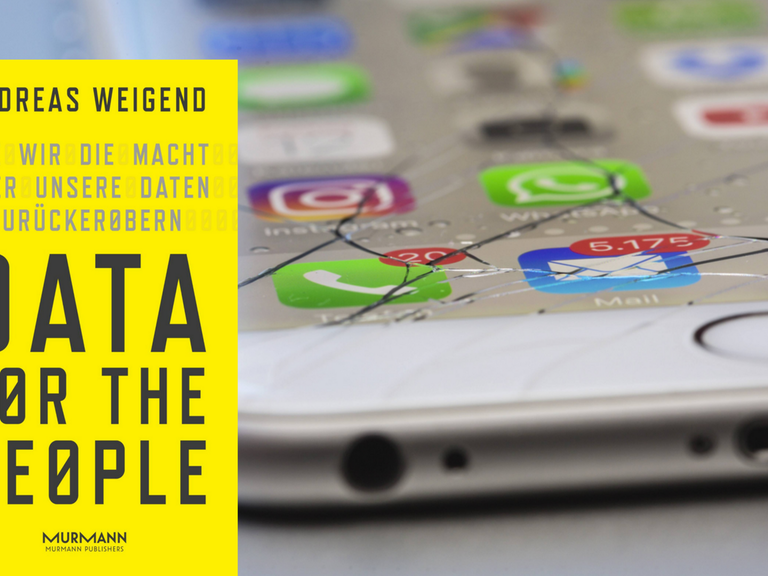 Buchcover von Andreas Weigends "Data for the People". Im Hintergrund: ein kaputtes Handy.