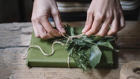 Ein Geschenk wird eingepackt
