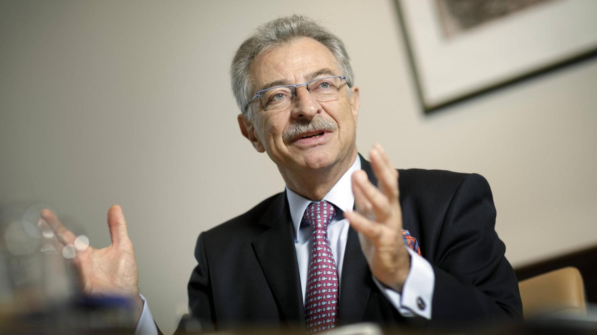 Das Bild zeigt Dieter Kempf, den Praesidenten Bundesverband der Deutschen Industrie (BDI). Er gestikuliert während eines Interviews.