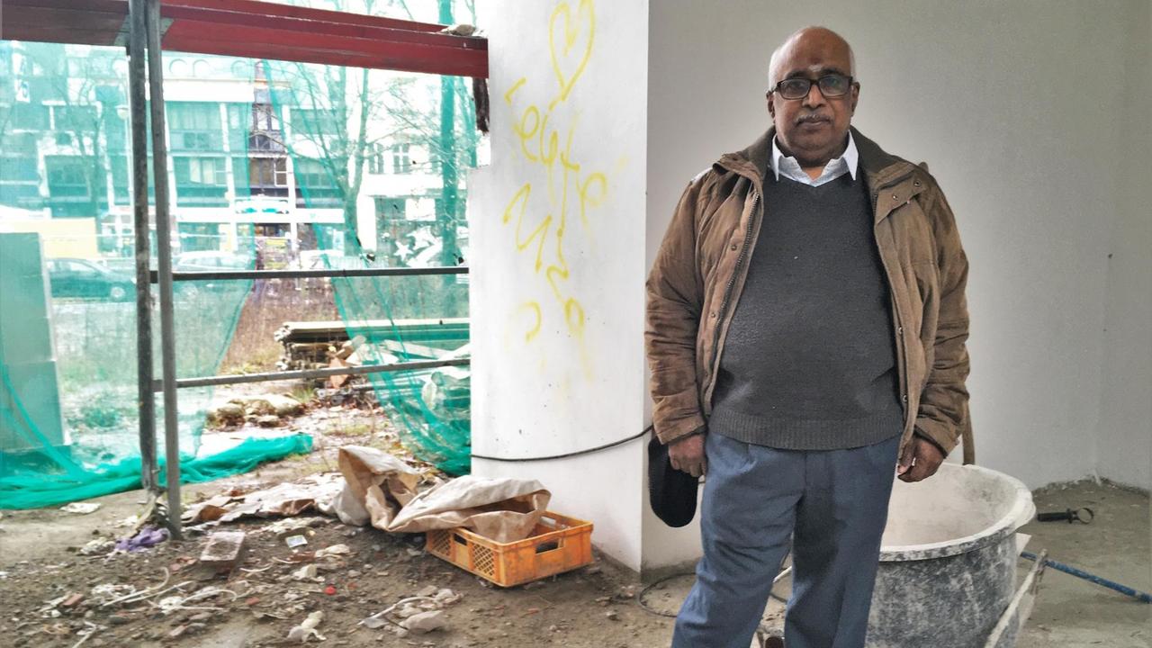 Vilwanathan Krishnamurthy, einer der Bauherrn, beim Besuch der Baustelledes entstehenden Hindu-Tempels in Berlin