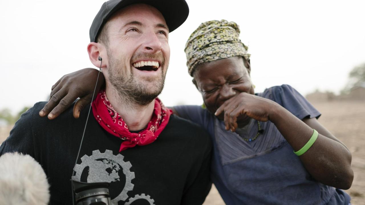 Bei der Dokumentation haben Mitarbeiter von Ecosia und Einheimische in Ghana zusammen Spaß.