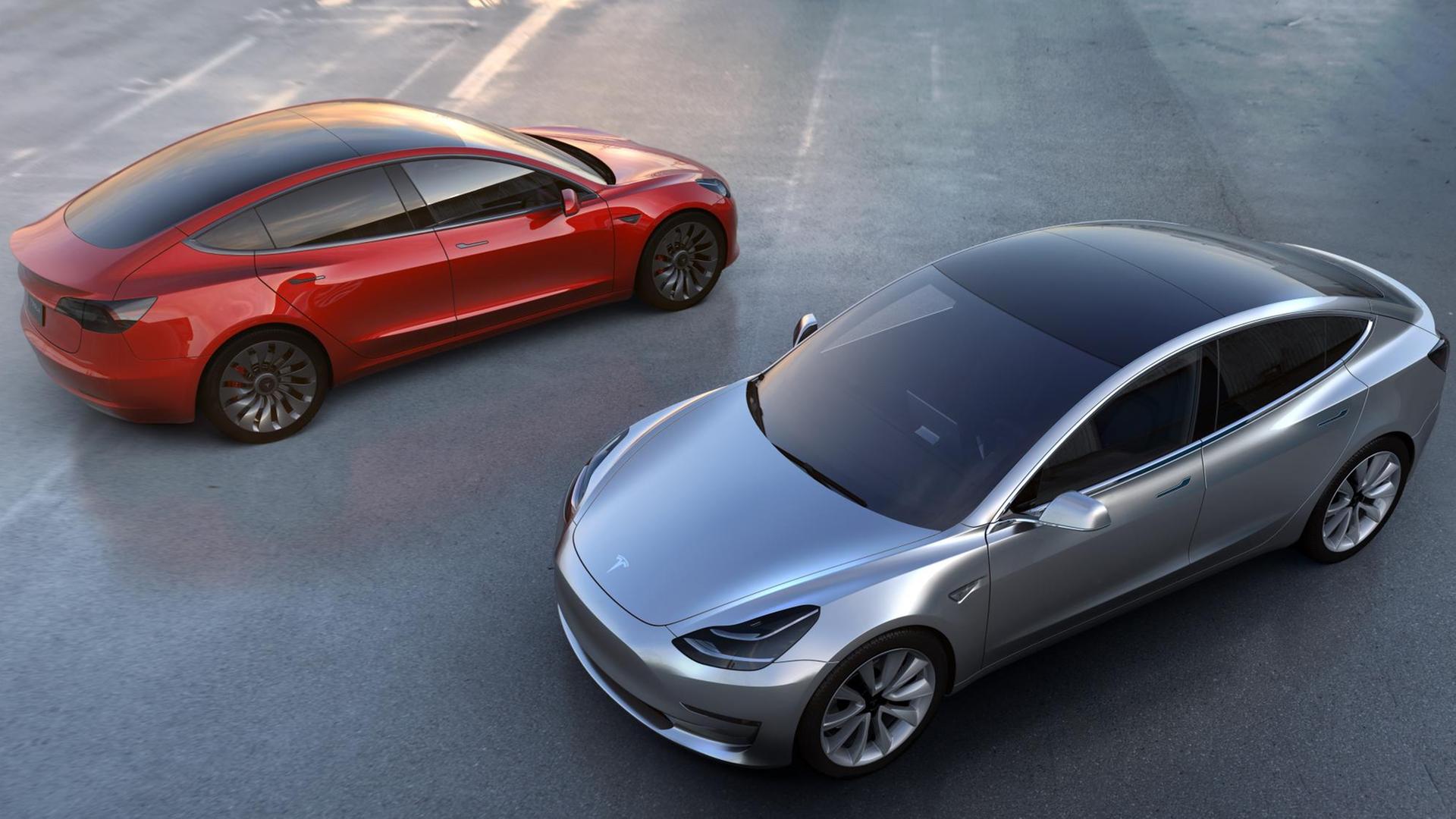 Zwei Exemplare des Model 3 von Tesla