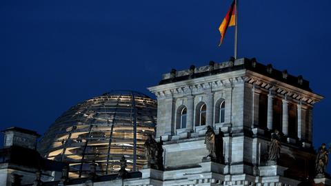 Blick auf die Kuppel des Reichstags, dem Sitz des Deutschen Bundestages, am 23.09.2017 in Berlin. Am 24.09.2017 waren 61,5 Millionen wahlberechtigte Bundesbürger aufgerufen, einen neuen Bundestag zu wählen.
